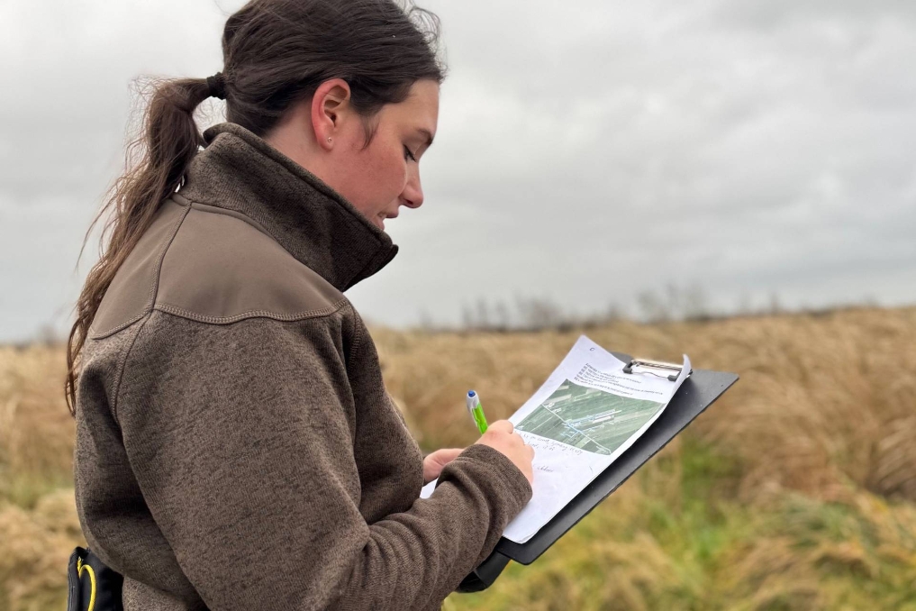 Priscilla, inspecteur GLB bij de NVWA, bereidt haar werkdag voor