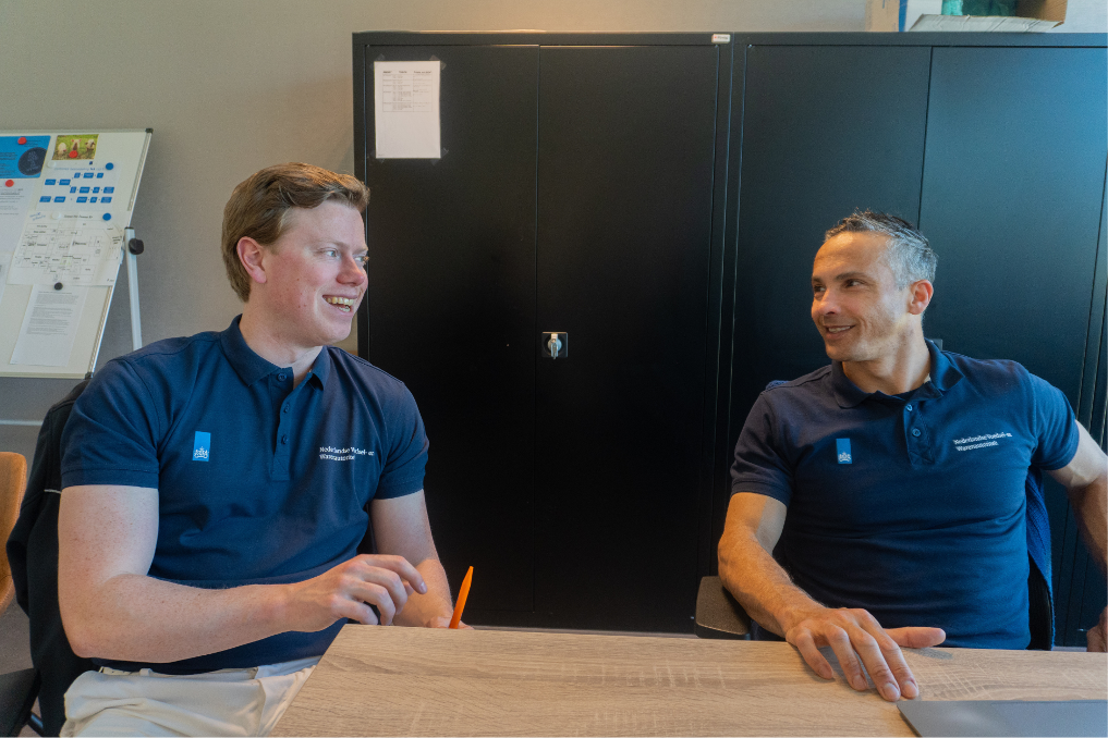 NVWA-dierenartsen Dennis en Olaf tijdens de werkoverdracht