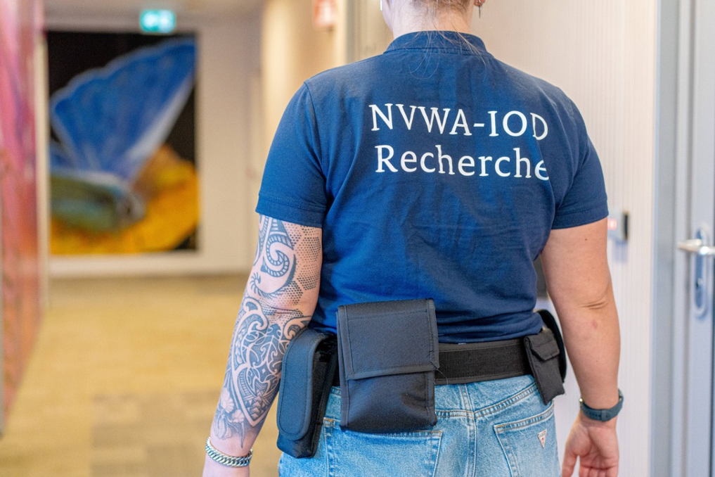 Een rechercheur bij de NVWA-IOD op weg naar een verhoor