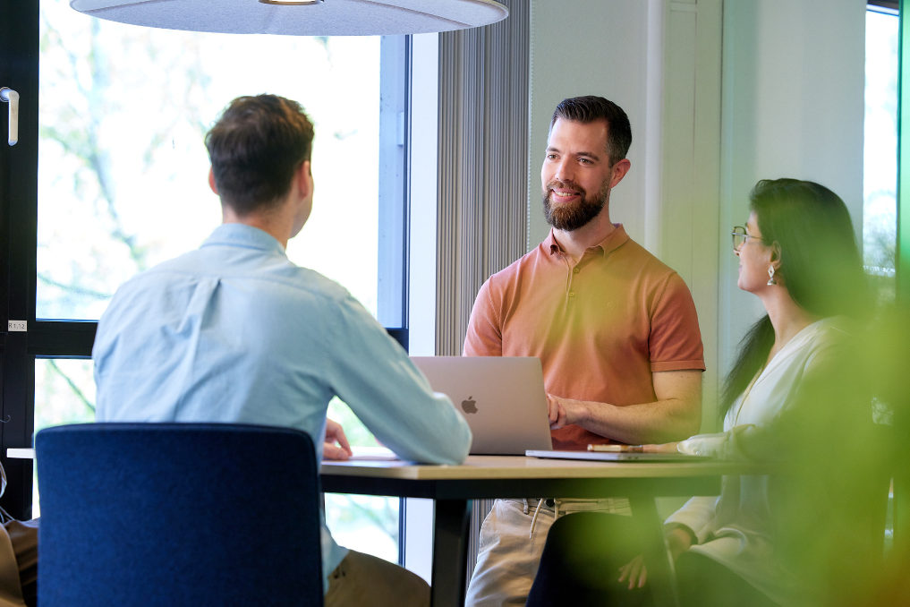 Jelle met collega's. Hij is manager bij de NVWA