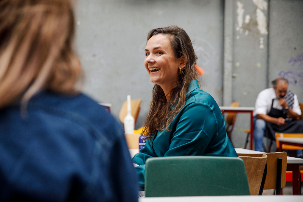 Lianne met een collega. Lianne is manager bij de NVWA