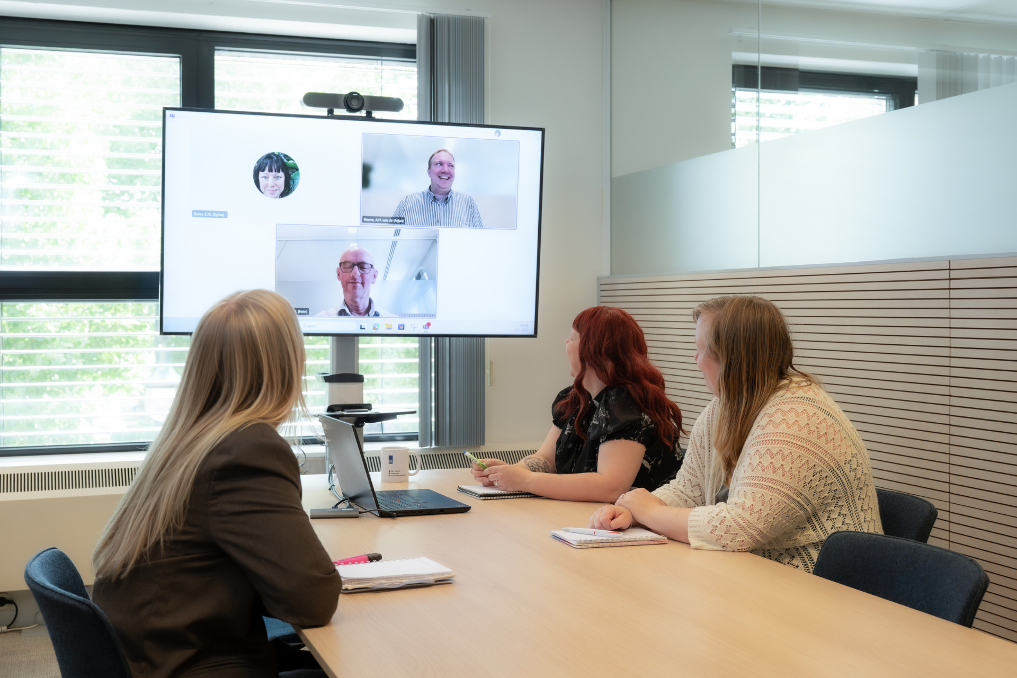 managementassistenten bij de NVWA kunnen hybride werken. Hier vergaderen ze, deels op kantoor, deels via een scherm