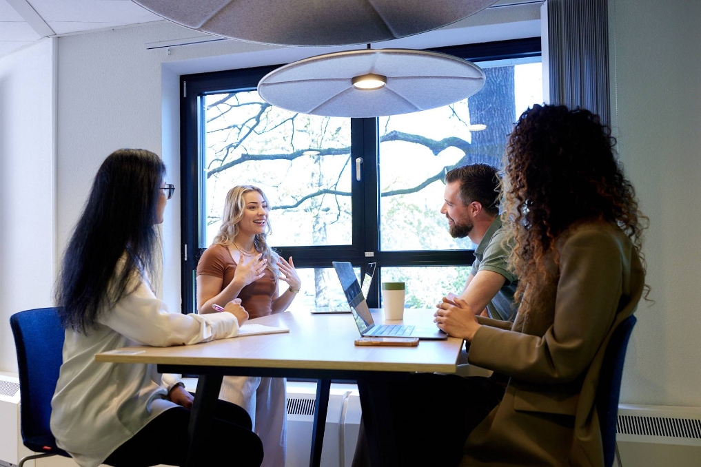 Een groepje managementassistenten bij de NVWA in overleg