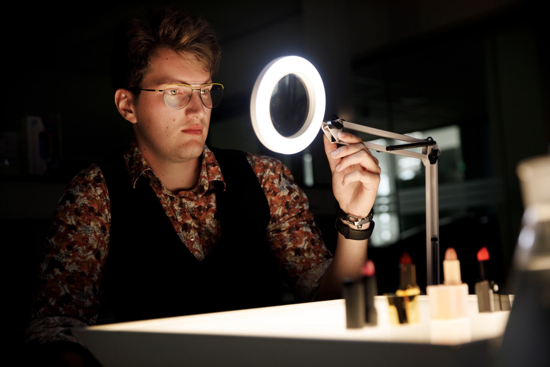Mannelijke inspecteur met een microscoop in het laboratorium