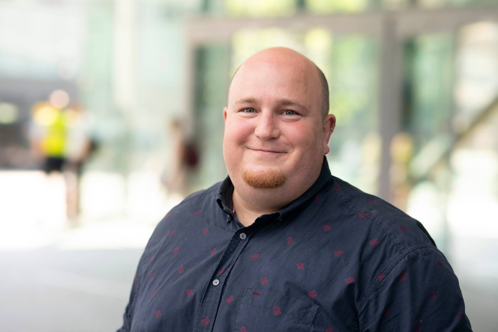 Portret van Jordy Pas. Hij is managementassistent bij de NVWA