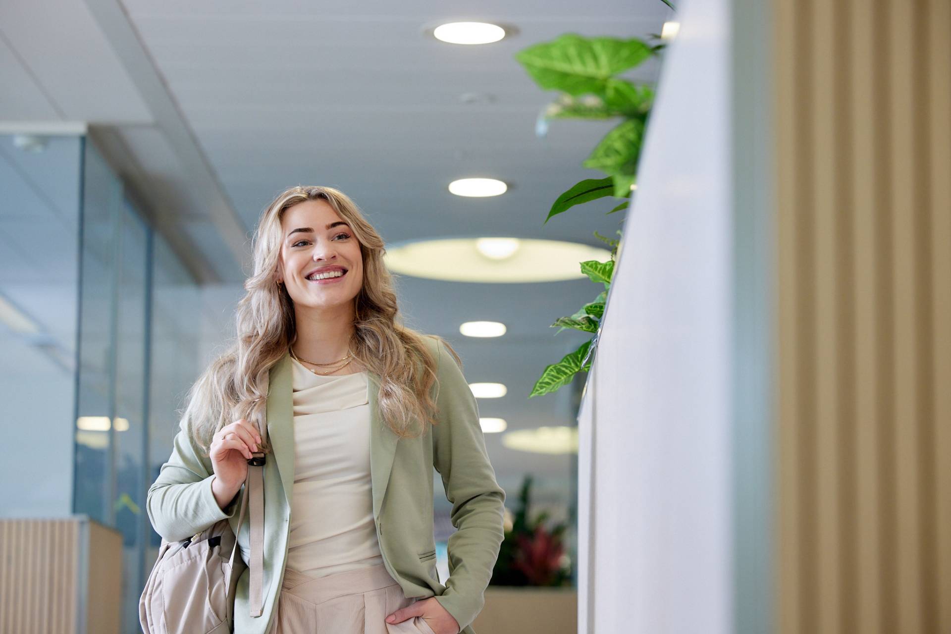 Julia, managementassistent bij de NVWA loopt door de gang