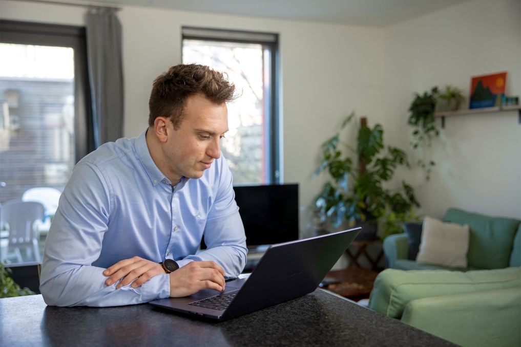 Maarten zit thuis achter de laptop