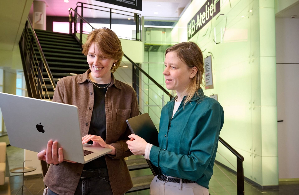Hannah en Renske, softwaredevelopers bij de Nationale bibliotheek KB