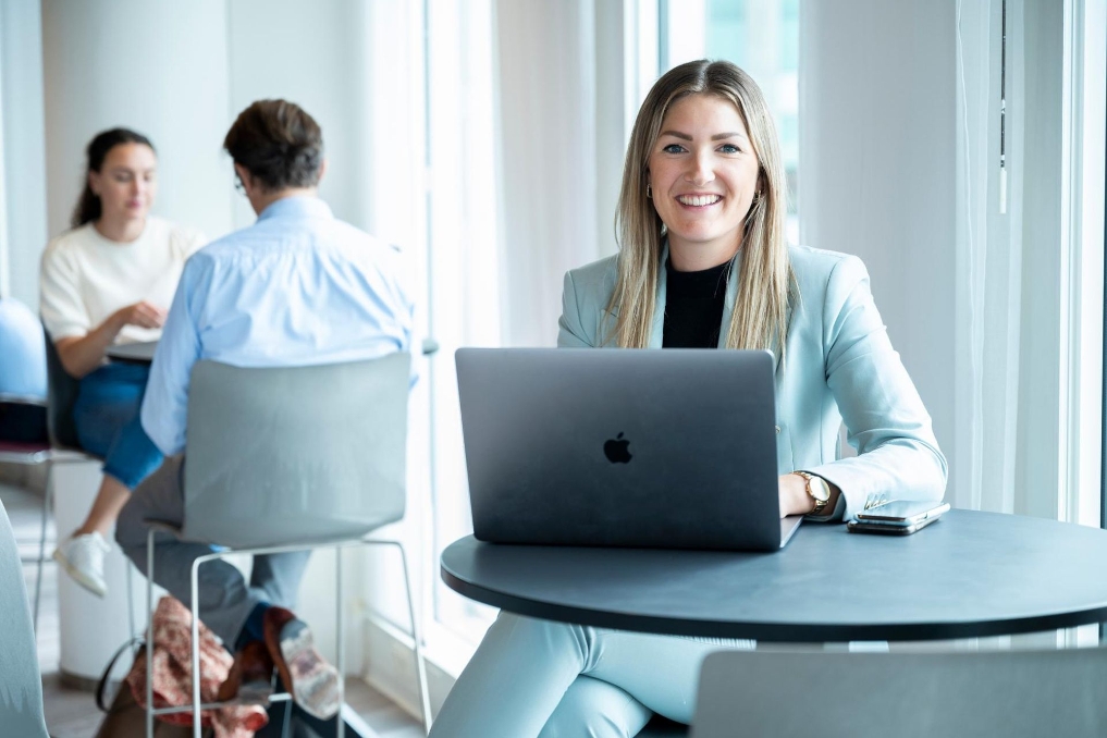 Lisa_achter haar laptop op kantoor bij het ministerie van OCW