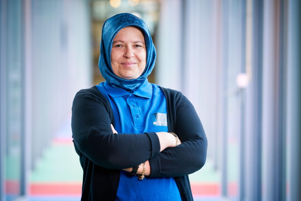Portret van Hicran. Zij is schoonmaakmedewerker bij de Rijksschoonmaakorganisatie.jpg