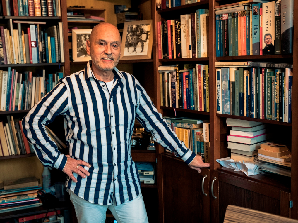 Ron staat voor boekenplank