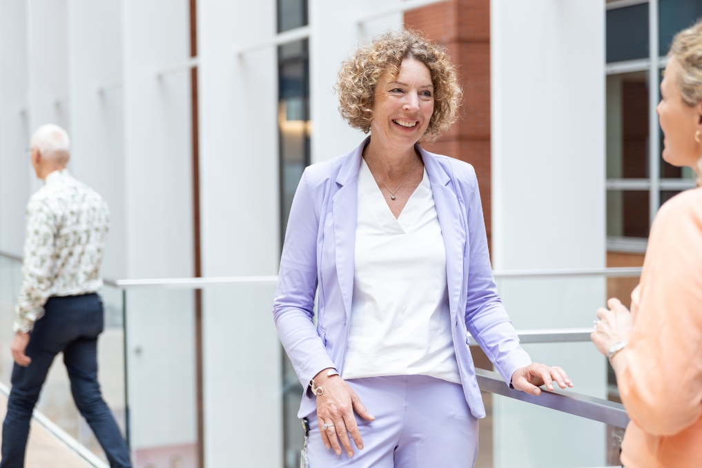 2 ICT'ers spreken met elkaar op de gang