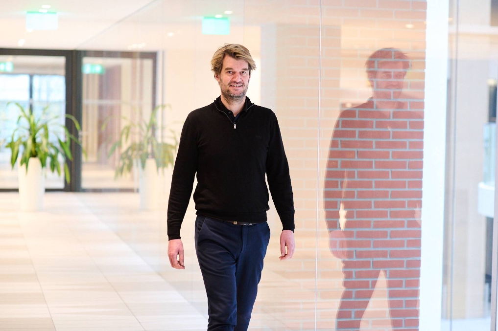 Adriaan wandelt door de gangen bij VWS