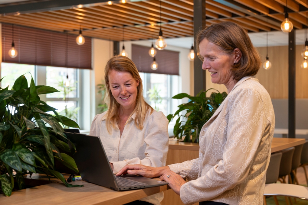Irene, lead data bij het CIZ in gesprek met haar collega Annemieke, strategisch beleidsadviseur informatievoorziening en innovatie