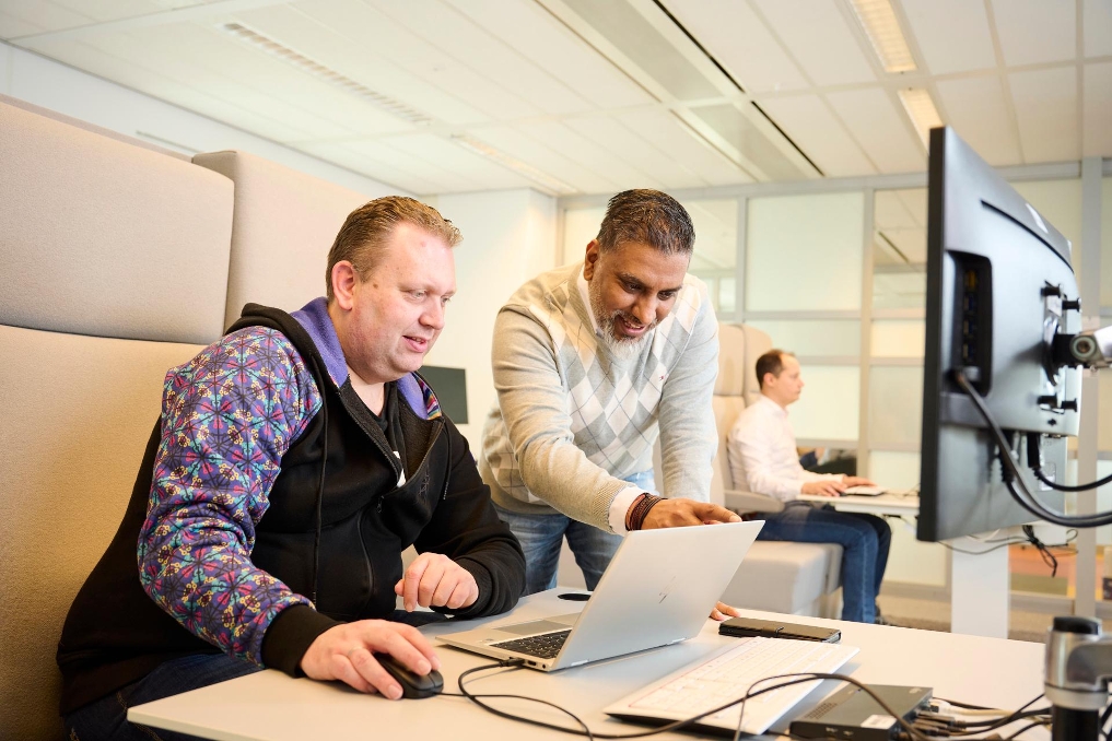 John Jhinnoe en Oscar Koeroo achter computer