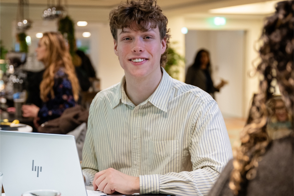 Casper, VWS-trainee achter laptop aan het werk