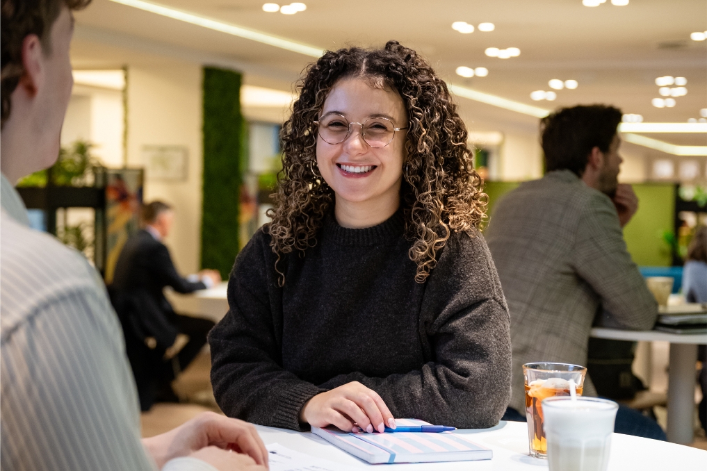Stephanie, VWS-trainee aan het werk in een werkruimte op kantoor