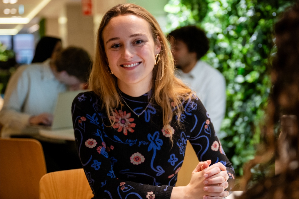 Susan VWS-trainee in een werkruimte op kantoor