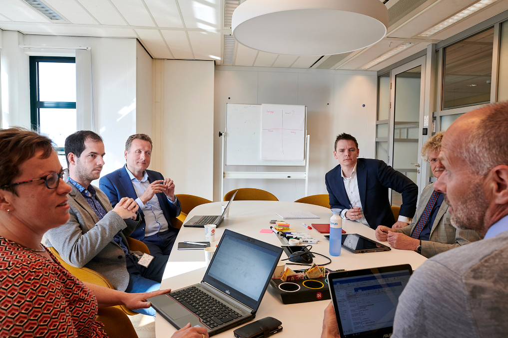 Foto van overleg op kantoor