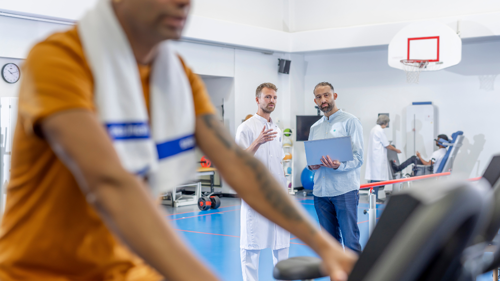 Man op hometrainer tijdens begeleide training. Bij VWS help je mee aan het bevorderen van een gezondere levensstijl