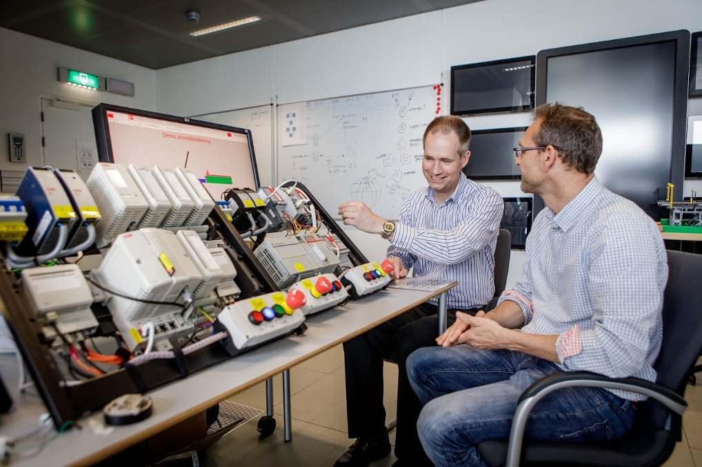 Therry van der Burgt, solution architect bij Rijkswaterstaat, aan het werk