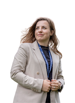 Portret van Benthe. Zij doet het werk- en leertraject Internationaal Beleidsmedewerker Buitenlandse Zaken