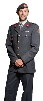 Portret van Jaus Muller kapitein bij de Landmacht, staand in uniform