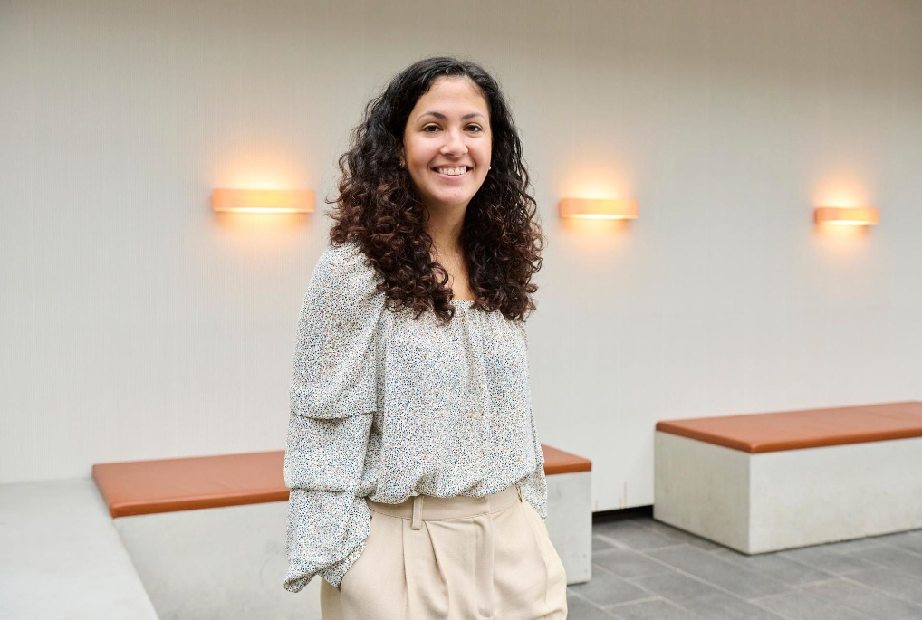 Portet van Samira Akaiouar, diversiteitsrecruiter bij het ministerie van Financiën