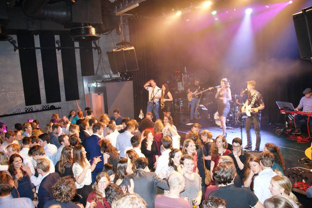 Met zo’n 500 man feesten in poptempel Het Paard van Troje