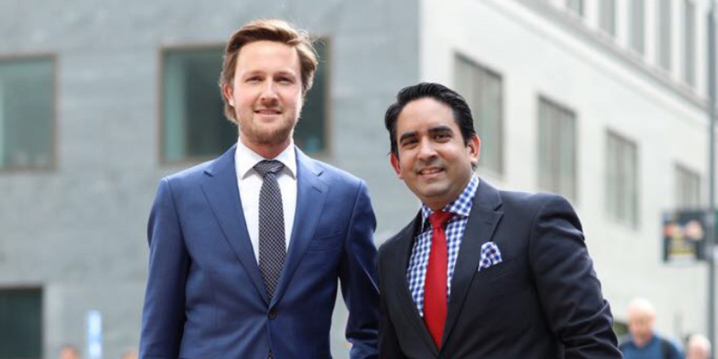 Hessel en collega poseren buiten voor de fotograaf.