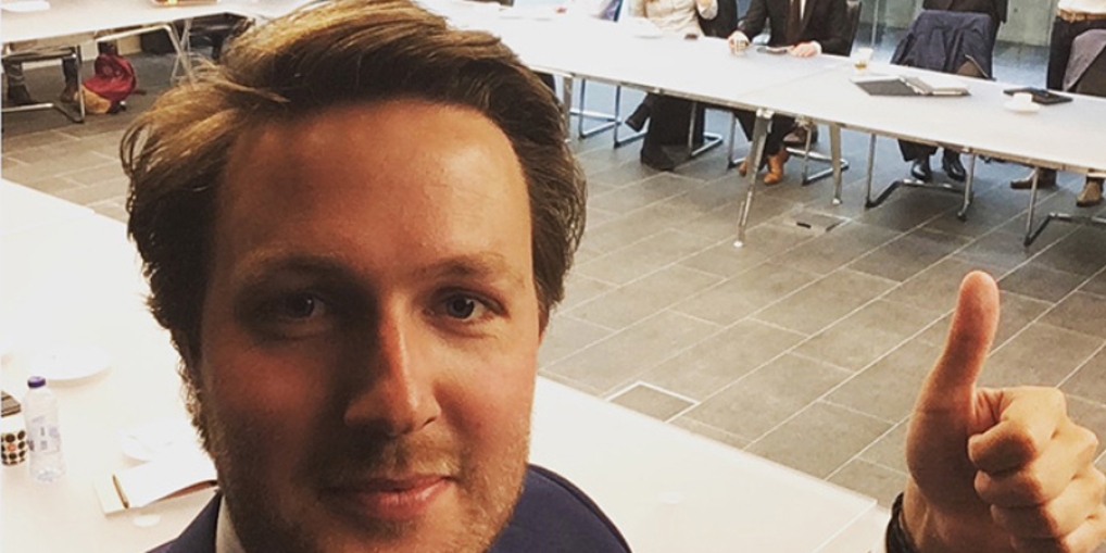 Hessel maakt een selfie tijdens een traineebijeenkomst.