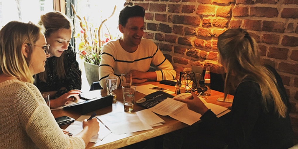 JongRijk vergadert gezellig in een sfeervolle restaurant.