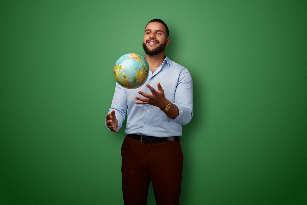 Mohamed El Yemlahi met een wereldbol in zijn hand