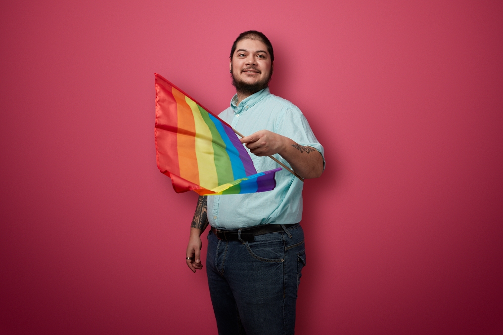 Rijkstrainee Ryan Ramharak met regenboogvlag