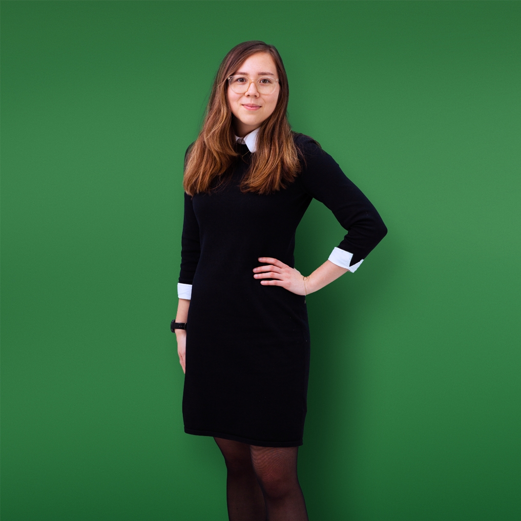 oud-trainee Sakura staat met hand in haar zij op de foto