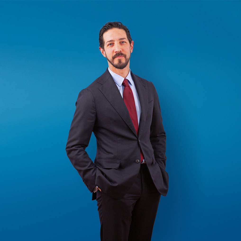 oud-trainee Taco staat met handen in zakken op de foto