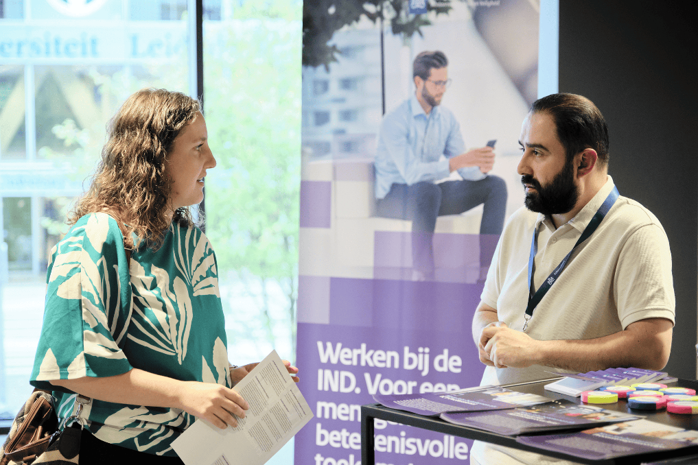 Een kandidaat spreekt met een recruiter