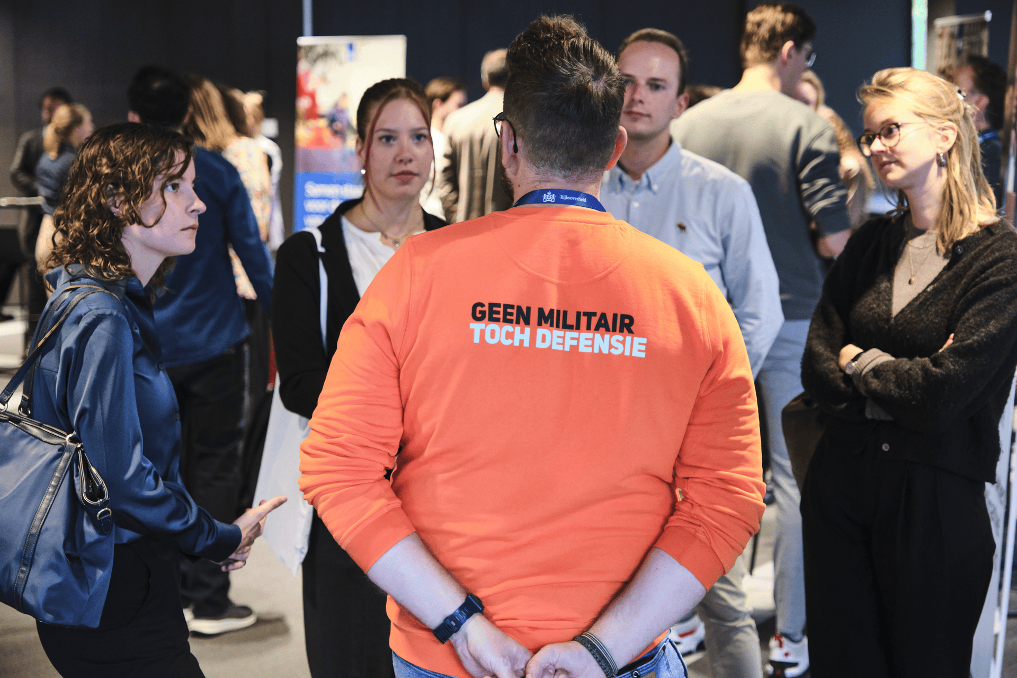 Een recruiter van het minsterie van Defensie spreekt met kandidaten