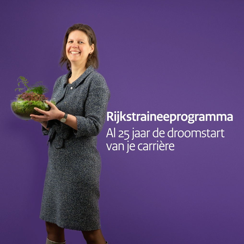 Rijkstrainee Henrike de Vries houdt een plant vast