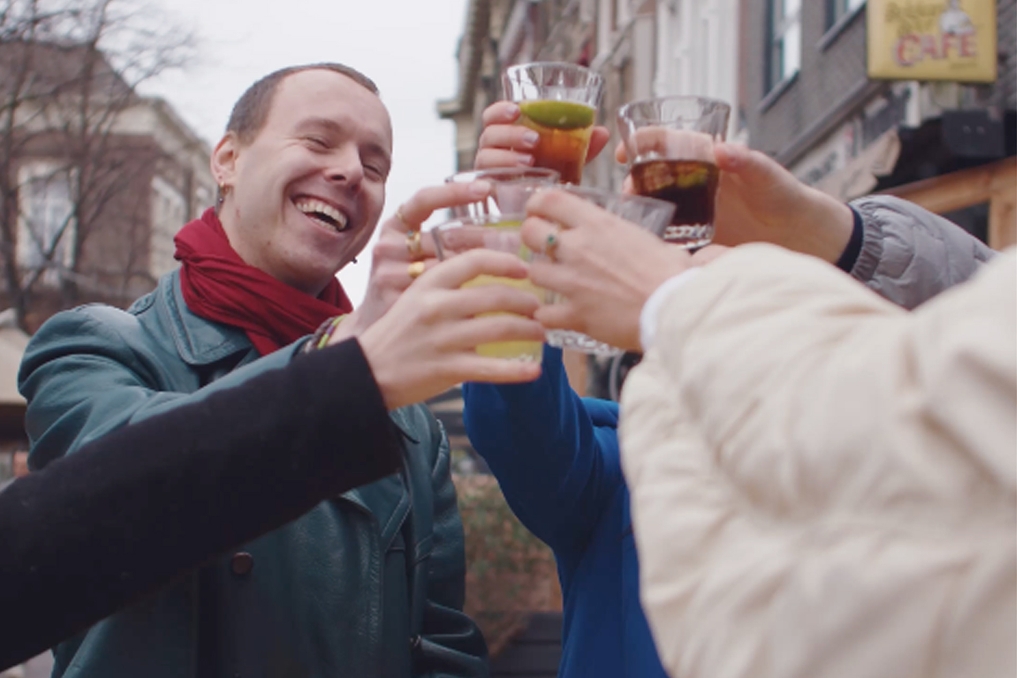 trainee Jens proost met collega's