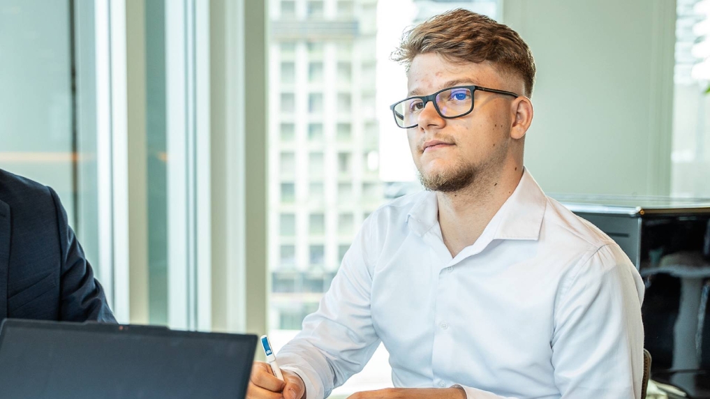 trainee van het mbo-traineeship bij OCW en BZK