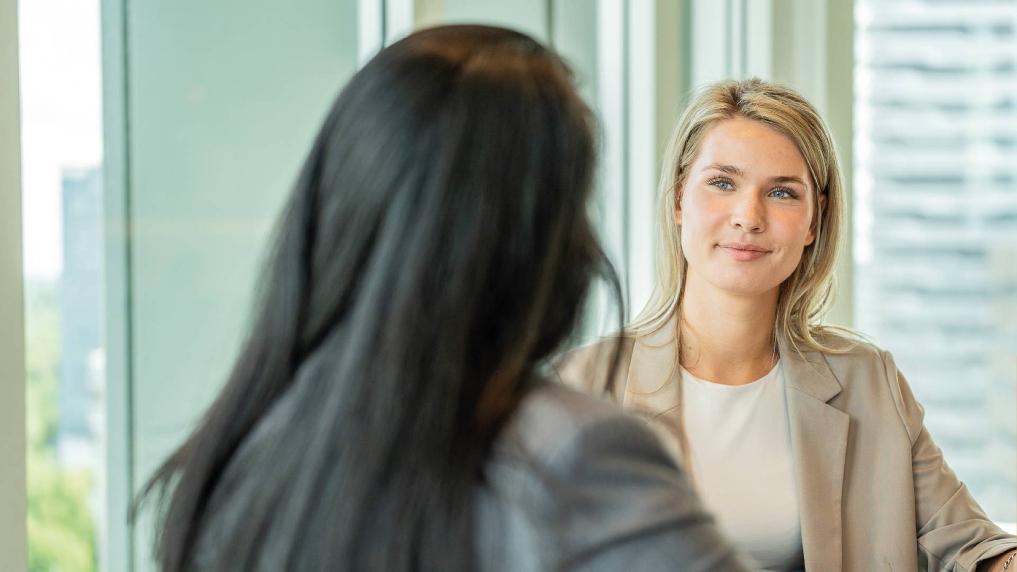trainee van het mbo-traineeship bij OCW en BZK in gesprek