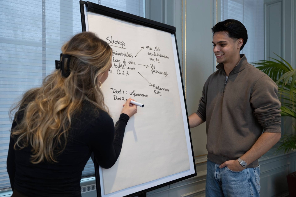 Trainees van de Starterspool Communicatie schrijven notities op