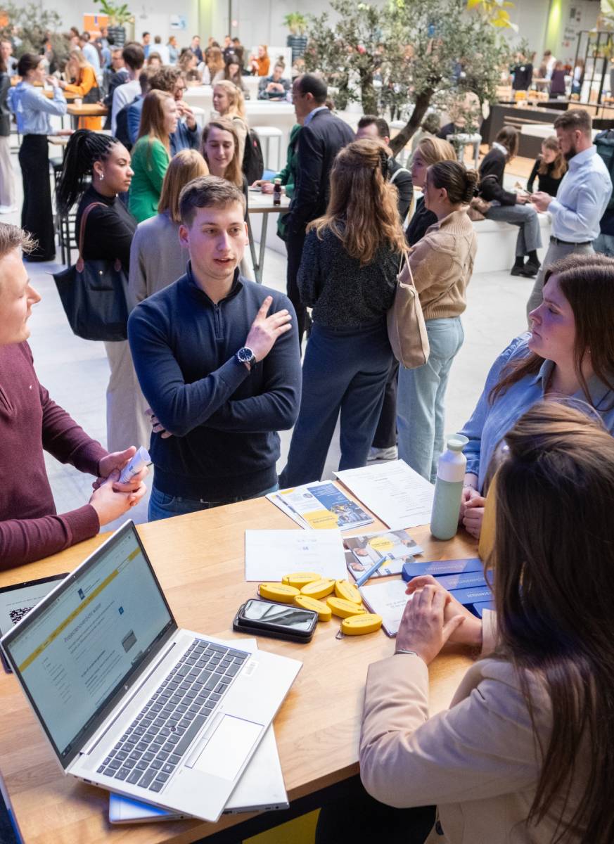 Close up trainees in gesprek tijden Traineeplaza 2023