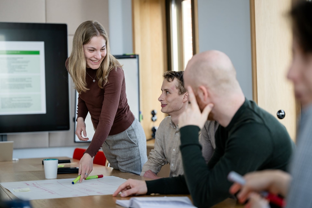 Trainee Marit laat iets op papier zien
