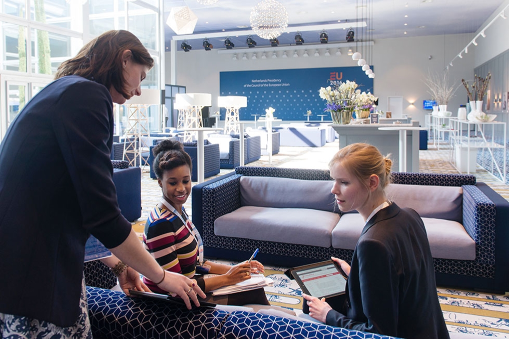 Andrea de Ruiter, Zinzi Speear en Nathalie van den Heuvel in gesprek op de bank.