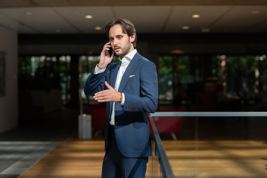 Een persoon aan het telefoneren in een ruimte