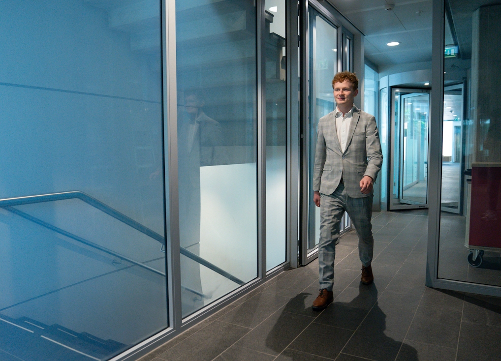 Lars loopt op kantoor