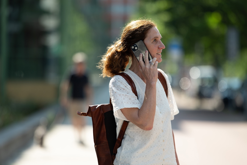een collega aan het bellen met haar mobiele telefoon