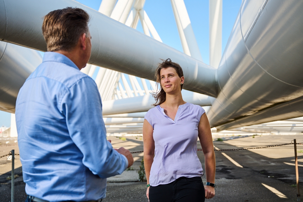 Maike Eissfeller applicatie manager Rijkswaterstaat in gesprek met collega